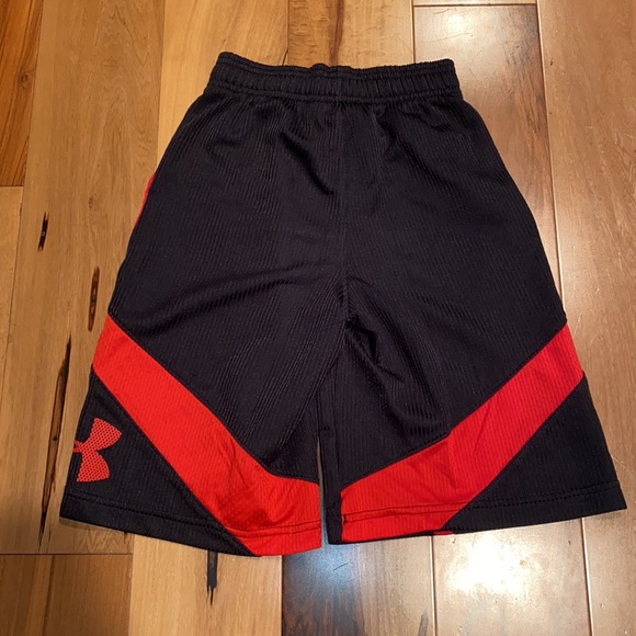 LIKE NEW~UNDER ARMOUR SHORTS~YOUTH XS - Picture 4 of 4